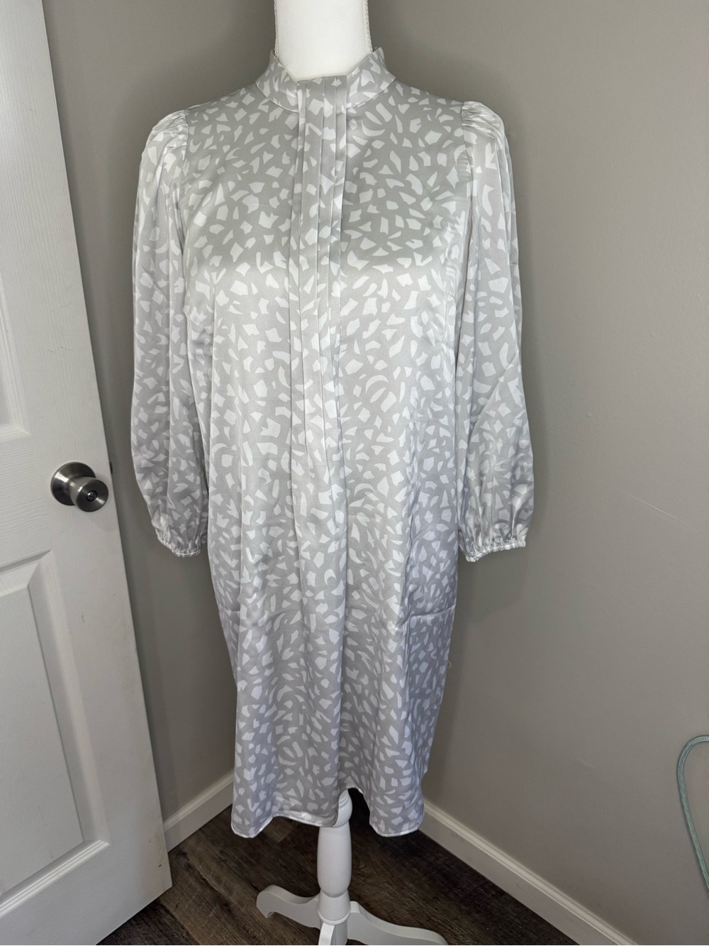 Ann Taylor Gray & White Printed Long Sleeve Shift Dress
